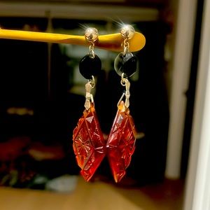 AMBER GLASS AND BLACK DROP DANGLE EARRINGS - INTRICATE RETRO